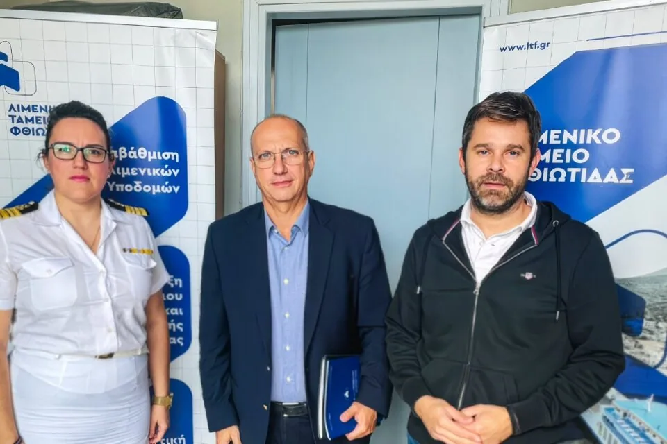 Ο Γιάννης Οικονόμου με τη Λιμενάρχη Στυλίδας και τον πρόεδρο του Λιμενικού Ταμείου